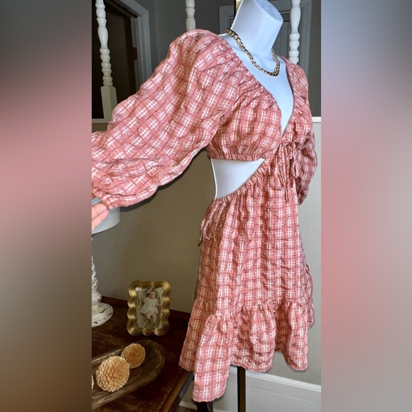 ILLA ILLA Dresses & Skirts - ILLA ILLA Size Small Pink Plaid Puff Sleeve Dress with side cutouts